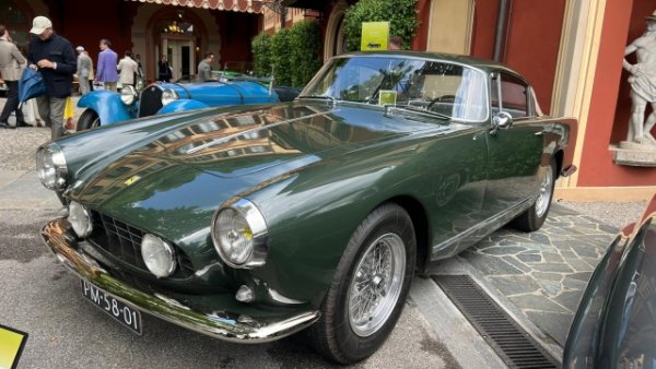 Въпреки елегантната каросерия, създадена от Boano, шасито на това бижу е с късо междуосие, съчетано с мощен 3,0-литров V12 двигател. Всичко това гоаправи отличен GT състезателен автомобил. Този 250 GT е регистриран за първи път в Княжество Монако с тъмнокафява боя, но е сменена със зелено. Той участва в рали &bdquo;Монте Карло&ldquo;, Алпийската купа и Тур дьо Франс във Франция и дори печели рали &bdquo;Марсилия Прованс&ldquo; през 1958 г. Изложеният екземпляр всъщност издава своя спортен произход благодарение на двата големи фара за мъгла на решетката и неговите щедри гуми.